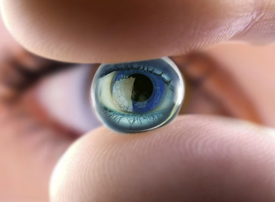 Auge durch eine Kontaktlinse gesehen